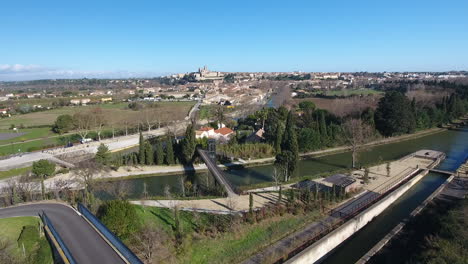 Brücken-über-Den-Canal-Du-Midi-Mit-Beziers-Im-Hintergrund-Drohnenansicht